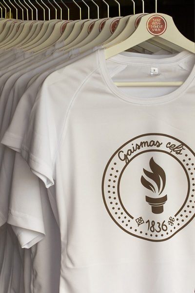 1. dizains - bērnu T-krekls apdrukāts ar " Gaismas ceļa" skrējiena oficiālo  simboliku ( pievienotajai fotogrāfijai ir informatīva informācija)
